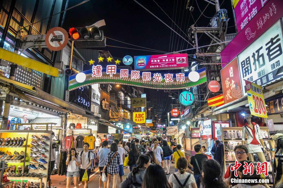 夜探台中逢甲夜市吃喝玩购兼具