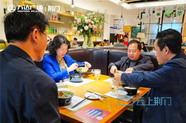 4月17日,荆门市商务局朱延琳局长一行来到荆门万达广场进行餐饮恢复堂