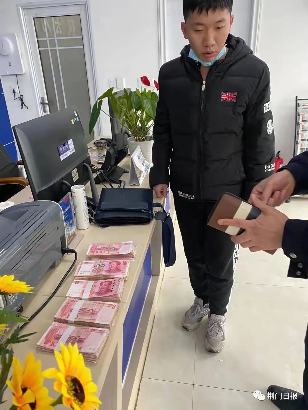 拾金不昧小伙拾到50000元现金如数归还