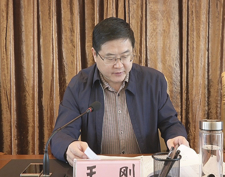 市委常委,常务副市长江龙平,副市长肖绪华,王晓燕,蒋四海出席会议.