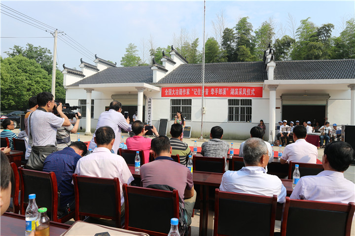 飞鲤镇湖滨村的村民们早已在广场搭好了舞台,迎接"家乡人"的到来