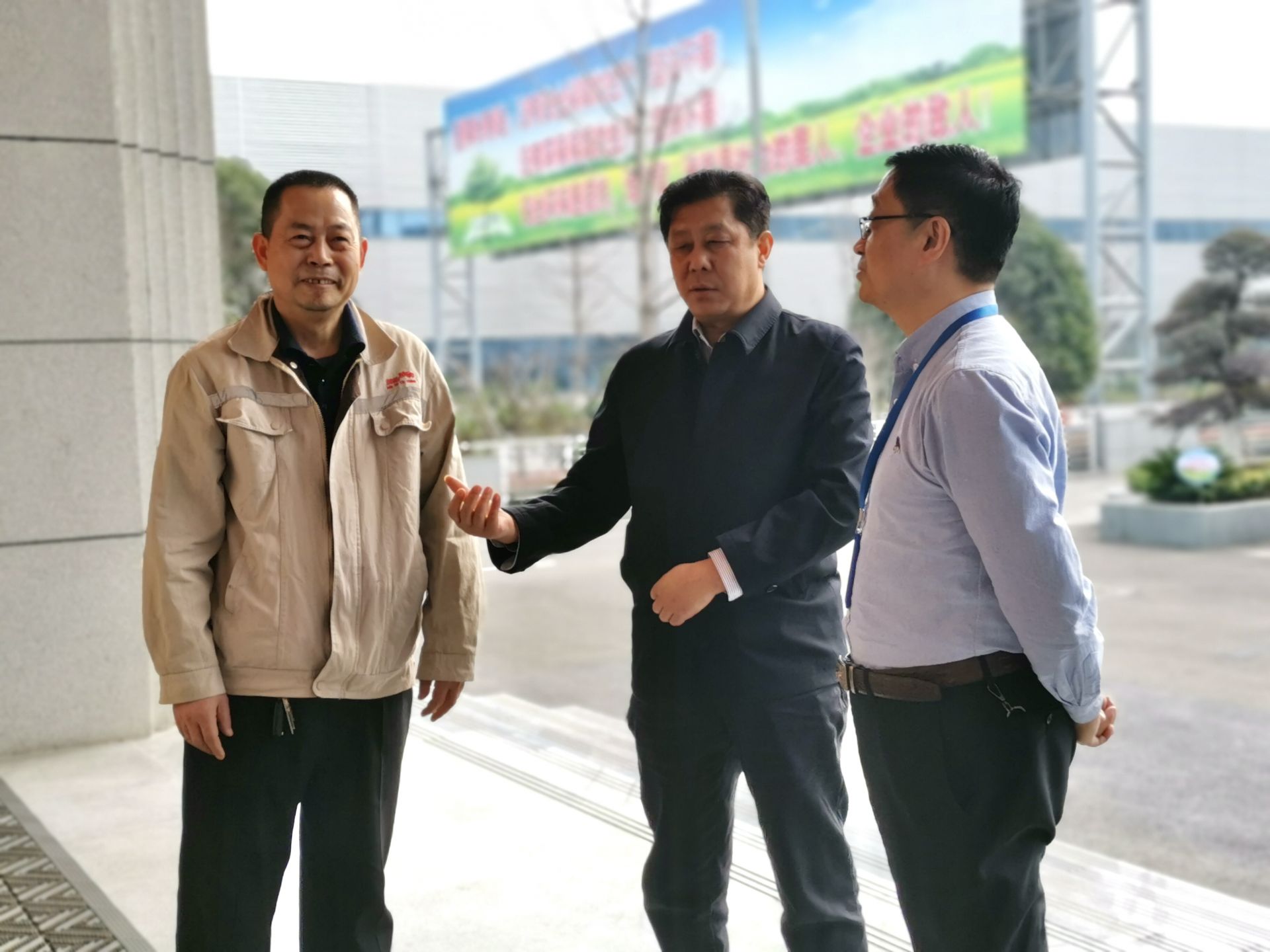 春节期间继续坚守岗位表达敬意,同时勉励他们进一步施展才华,贡献才智