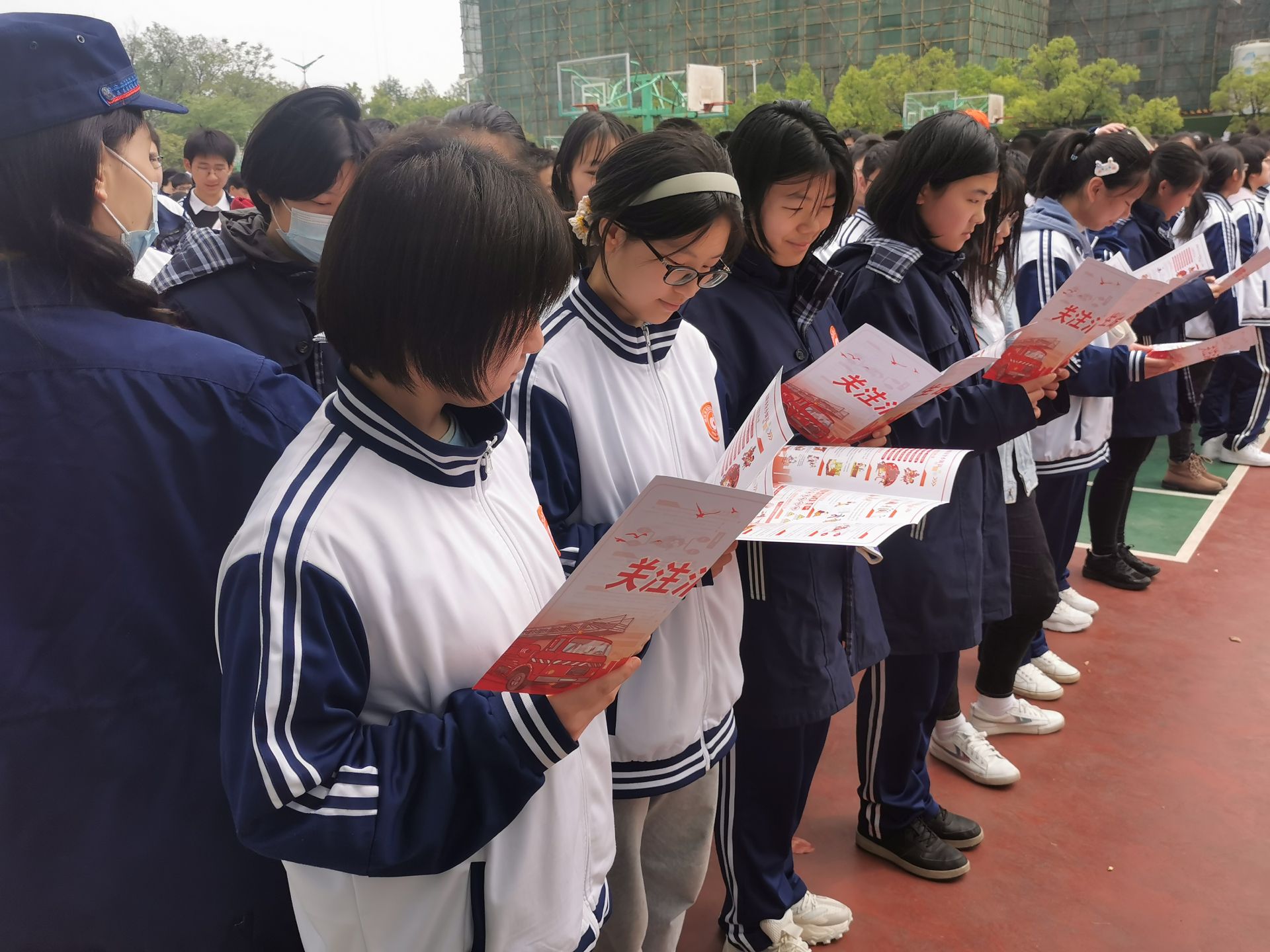 警报急促响起学生有序疏散大冶一中举行春季抗震消防疏散演练活动