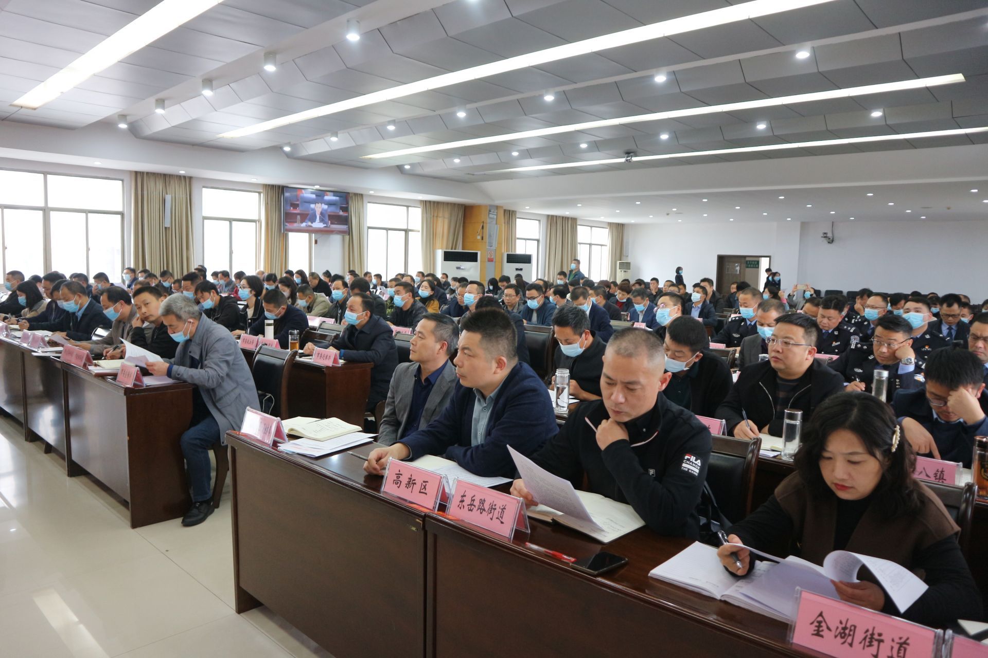 副市长李祥坤主持会议.责编丨董 行 张雅钦主编丨祝望林 王丽霞