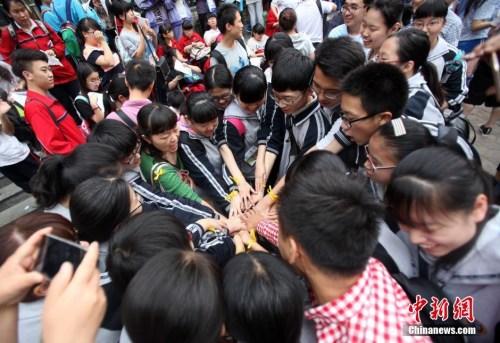 资料图：2016年6月7日，2016年中国高考正式拉开大幕，全国将有940万考生参加考试。图为河北石家庄的考生们在相互祝福。 <a target='_blank' href='http://www.chinanews.com/'>中新社</a>记者 翟羽佳 摄