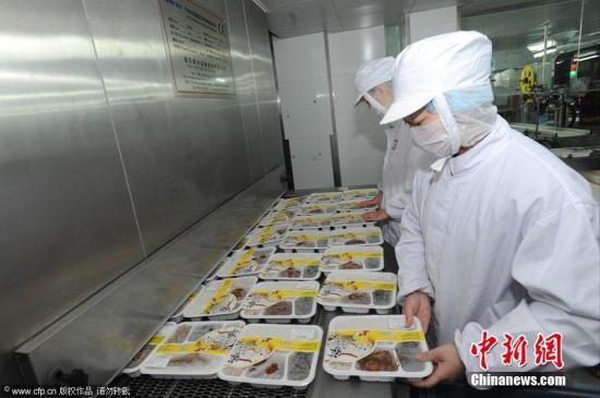 探访高铁盒饭生产车间 消毒严格全副武装。青木 摄 图片来源：CFP视觉中国