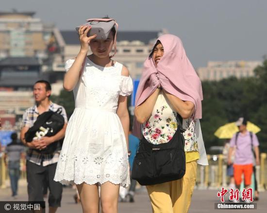 连日来，“热”成为街头巷尾热议的话题。根据最新气象预报，未来10天，中国中东部地区将迎来今年来范围最广、强度最强高温天气，最强时段，预计全国高温面积可达364万平方公里，将覆盖21个省份。 2017年7月10日，游客冒酷暑游览天安门广场。当天北京迎来“上蒸下煮模式”，最高气温达到36度。北京气象台高温黄色预警仍在持续中。图片来源：视觉中国