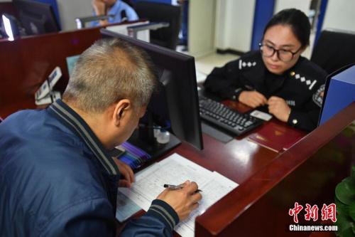 资料图：民众现场办理居住证。 <a target='_blank' href='http://www.chinanews.com/'>中新社</a>记者 崔楠 摄