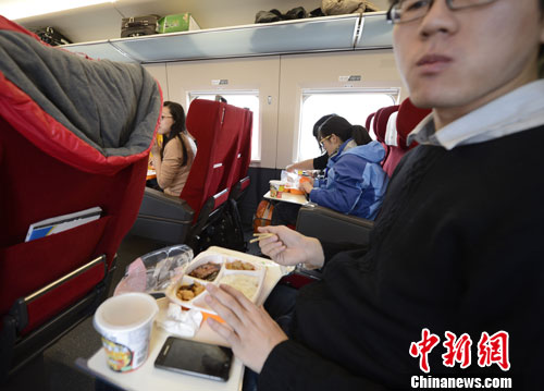 图为G801次列车一等座席的乘客在品尝列车提供的餐食。<a target='_blank' href='http://www.chinanews.com/'>中新社</a>发 侯宇 摄