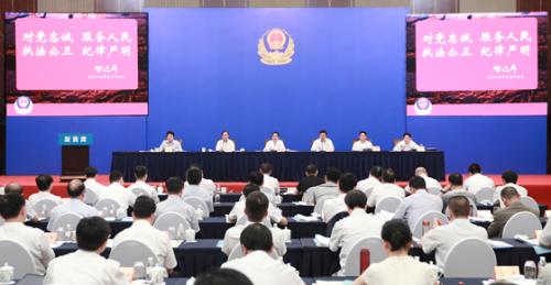 国务委员、公安部党委书记、部长郭声琨出席公安机关防范经济风险座谈会并讲话。