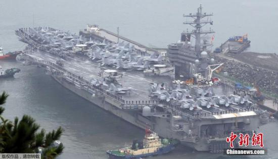 资料图：美国尼米兹级核动力航空母舰“罗纳德-里根号”(CVN-76)驶入韩国海军釜山基地。