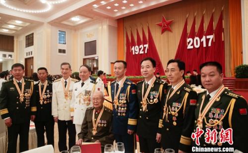 7月31日，中华人民共和国国防部在北京人民大会堂举行盛大招待会，热烈庆祝中国人民解放军建军90周年。<a target='_blank' href='http://www.chinanews.com/'>中新社</a>发 盛佳鹏 摄 