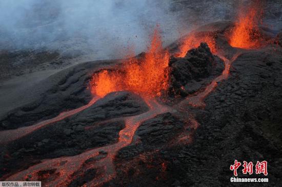 当地时间2016年5月26日，法国Saint-Denis，Piton de la Fournaise火山爆发，滚滚岩浆喷涌而出，格外壮观。