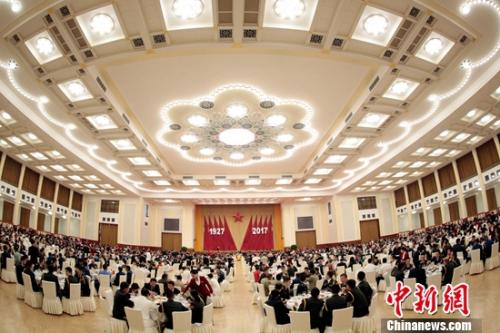7月31日，中华人民共和国国防部在北京人民大会堂举行盛大招待会，热烈庆祝中国人民解放军建军90周年。<a target='_blank' href='http://www.chinanews.com/'>中新社</a>发 盛佳鹏 摄 