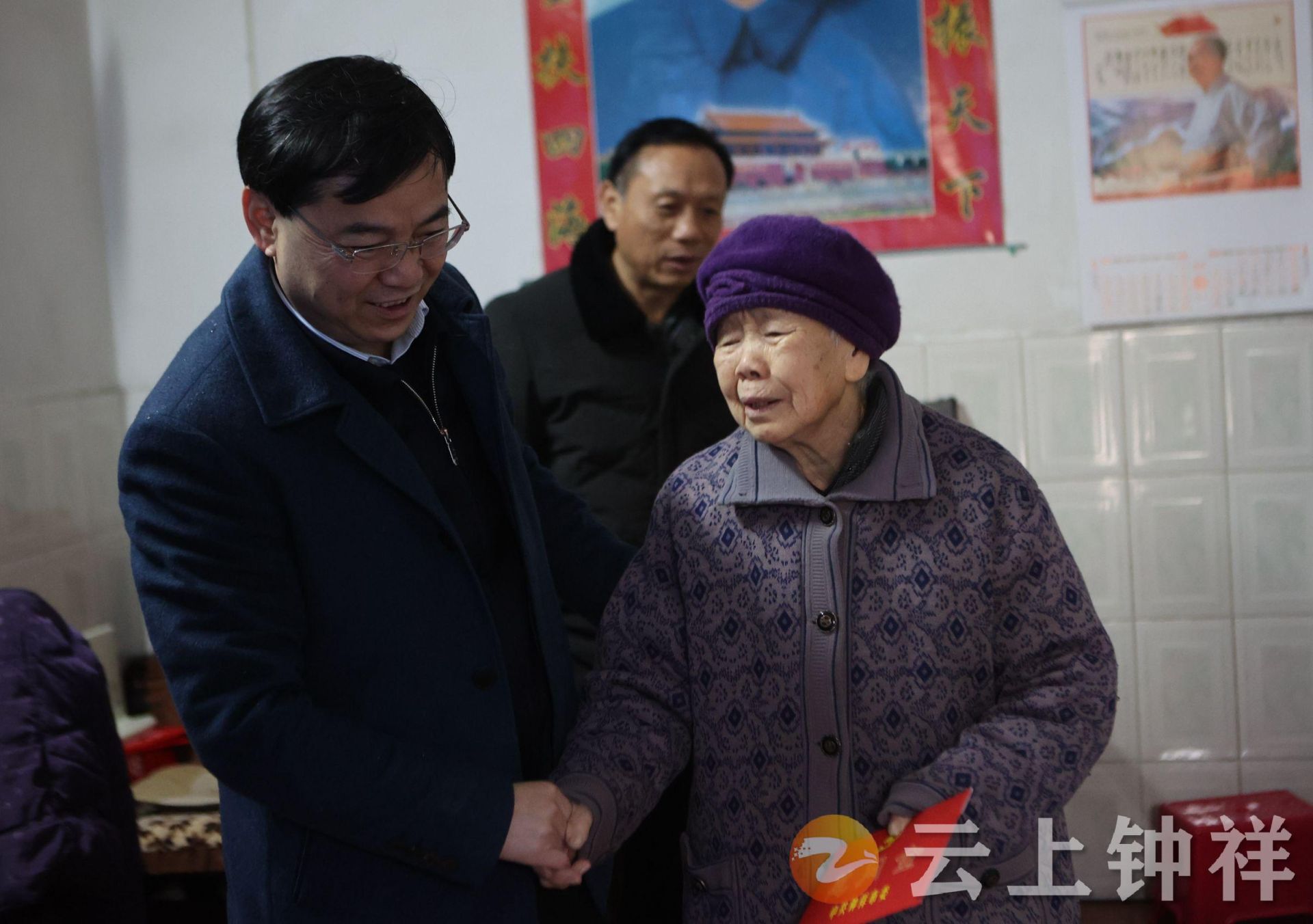 在驻冷水空军95822部队,杨孟富实地了解部队建设,官兵训练情况以及