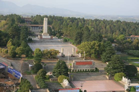 陵园位于县城区北郊竹林湖畔的伏虎山上,座北面南,占地面积425亩.