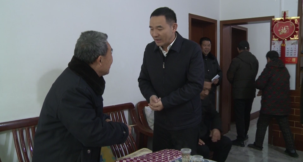 每到一处,余正江都详细询问慰问对象的家庭情况和身