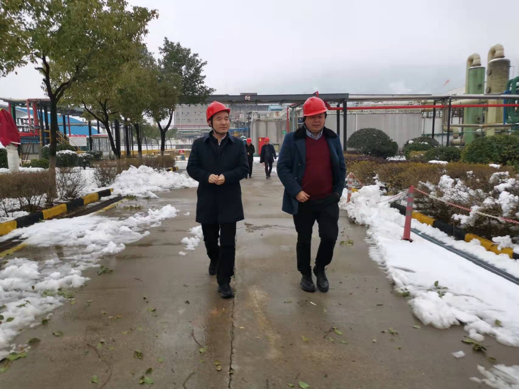 在经济开发区供电抢修现场,余正江要求:要全力应对极