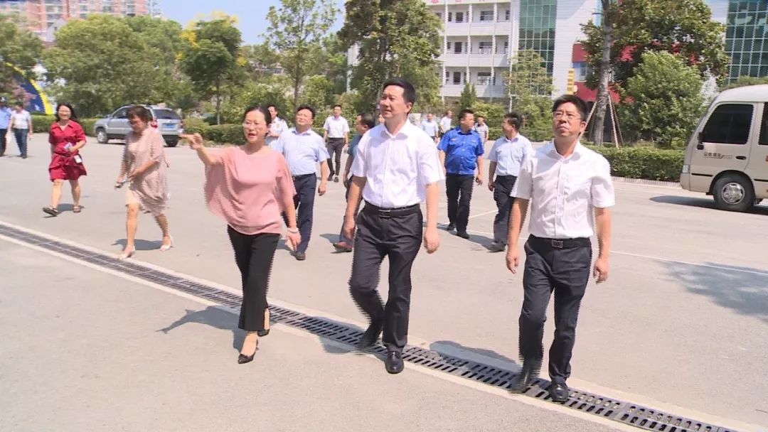 陈风分别看望慰问了武穴市卓越校长曾跃峰和黄冈市十佳师德标兵郑锦彪