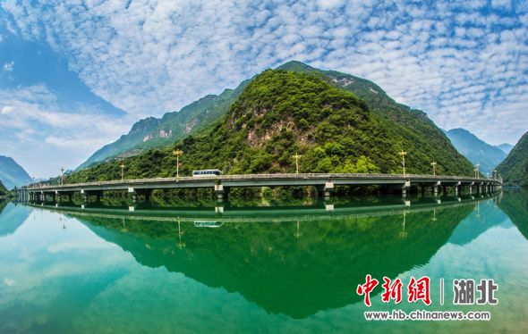 昭君故里湖北省兴山县中国最美水上生态环保公路生机盎然,艳阳高照