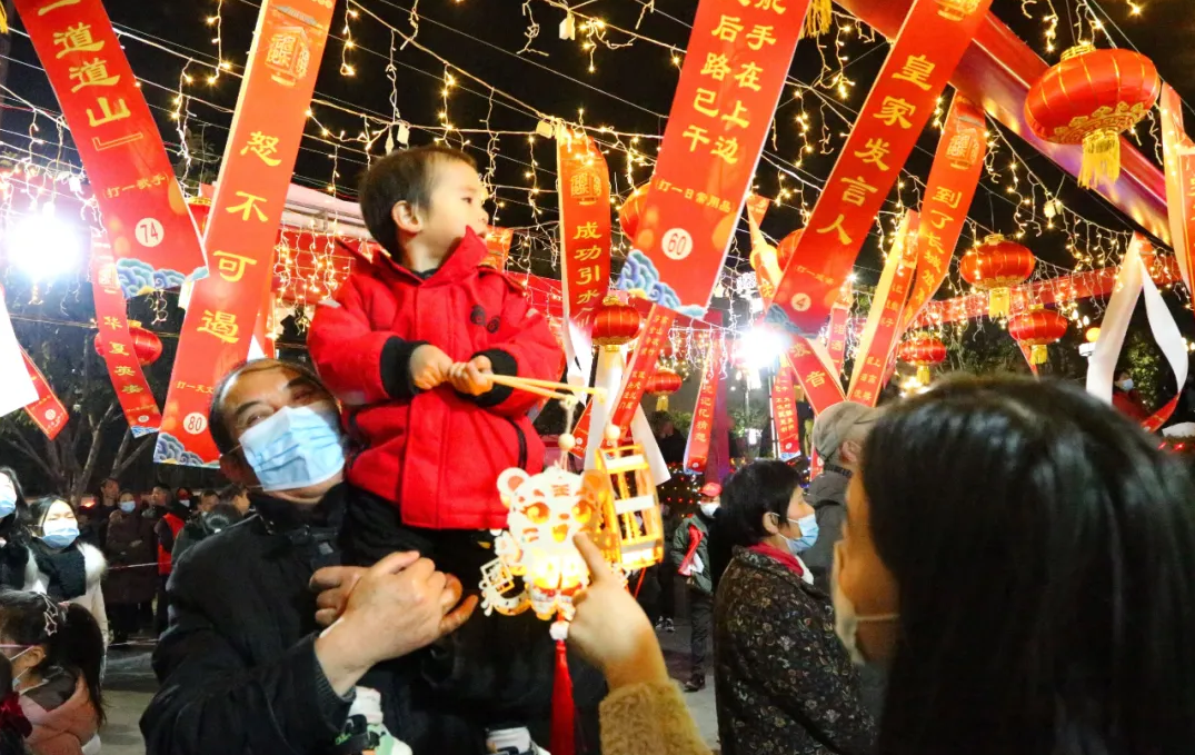 欢声笑语猜灯谜喜气洋洋闹元宵