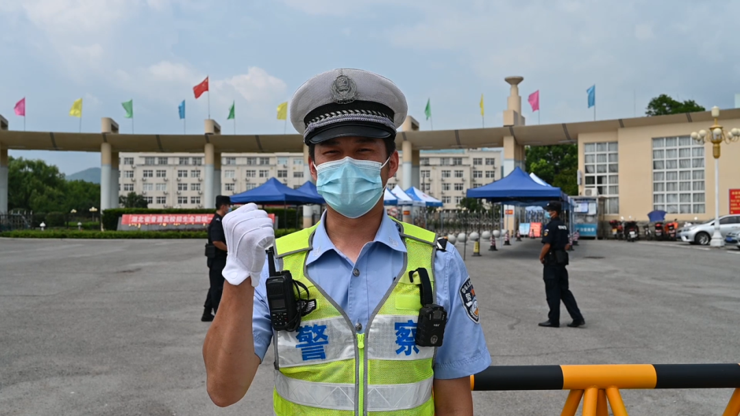 交警队员卢元鹏的一句话代表了全体执勤民辅警的心声"我们不能让考生