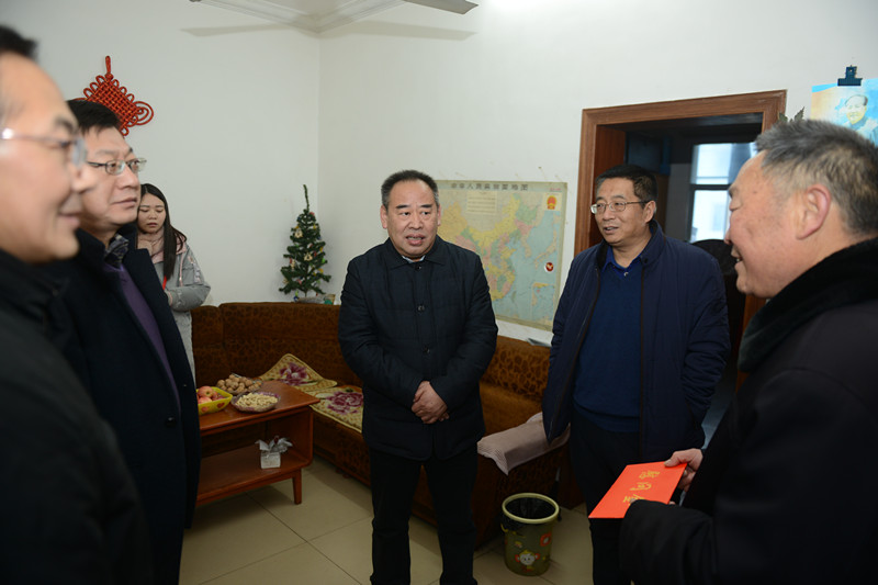 2月7日,县领导冯云波,周国明,刘明锋,刘锴,杨承波,刘四朝到县福利院