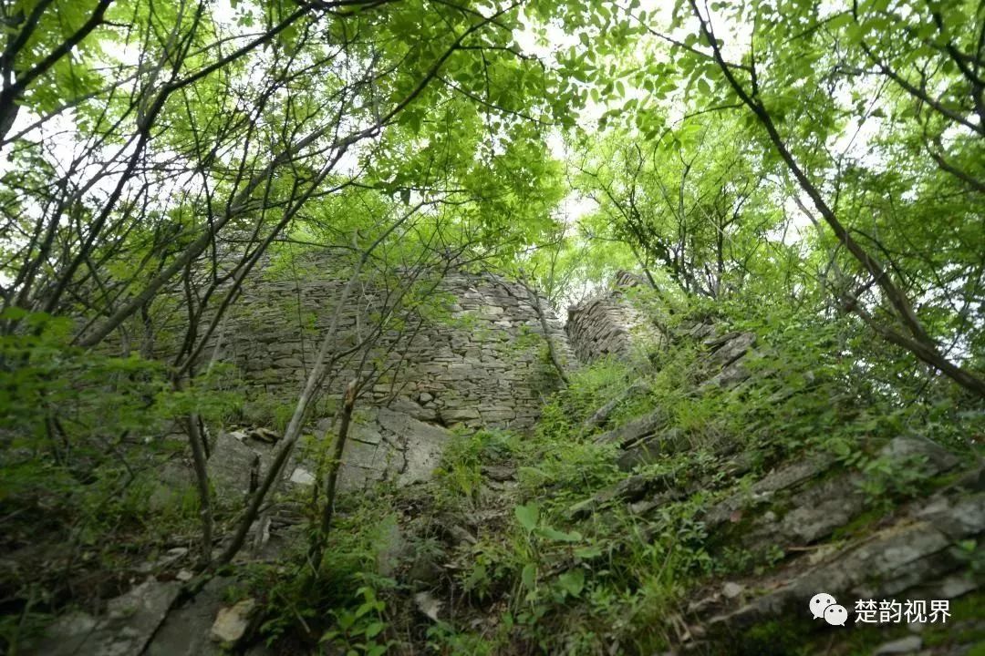 在通往南顶草原的路边,设置了黄龙寨的路标和简介,纳入龙坪镇全域旅游