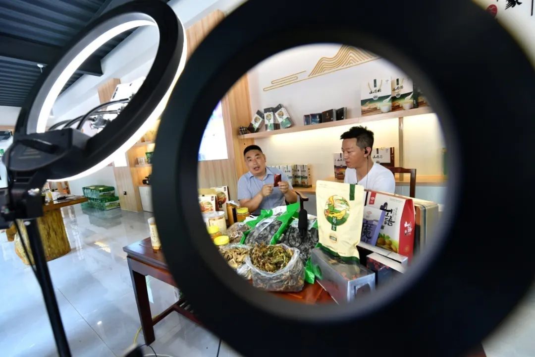 过渡湾镇搭平台促销售直播带货让滞销农产品成了香饽饽