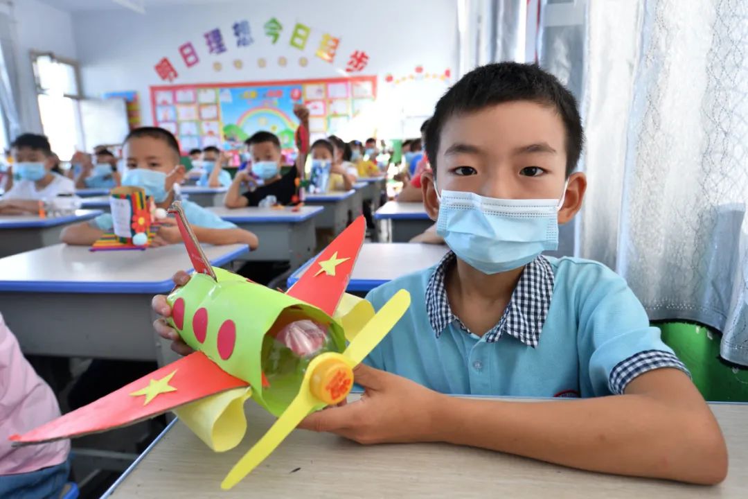 四年级孩子科技小制作 点燃科技星火,探索无限可能 泸州市江阳区通滩小学举办科技节