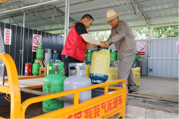 枝江率先试行瓶装液化气配送小黄车来了