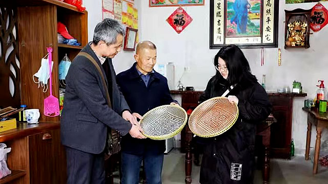 3月12日,浠水县汪岗镇留琴山村八组75岁的篾匠艺人陈伯分,向慕名而来