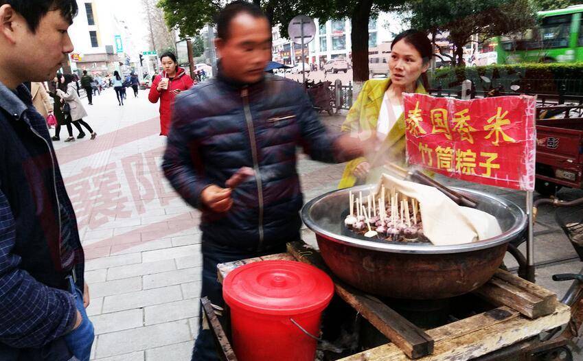 河南小哥在襄阳卖竹筒粽子,守候十几个小时收入仅几十元依然开心