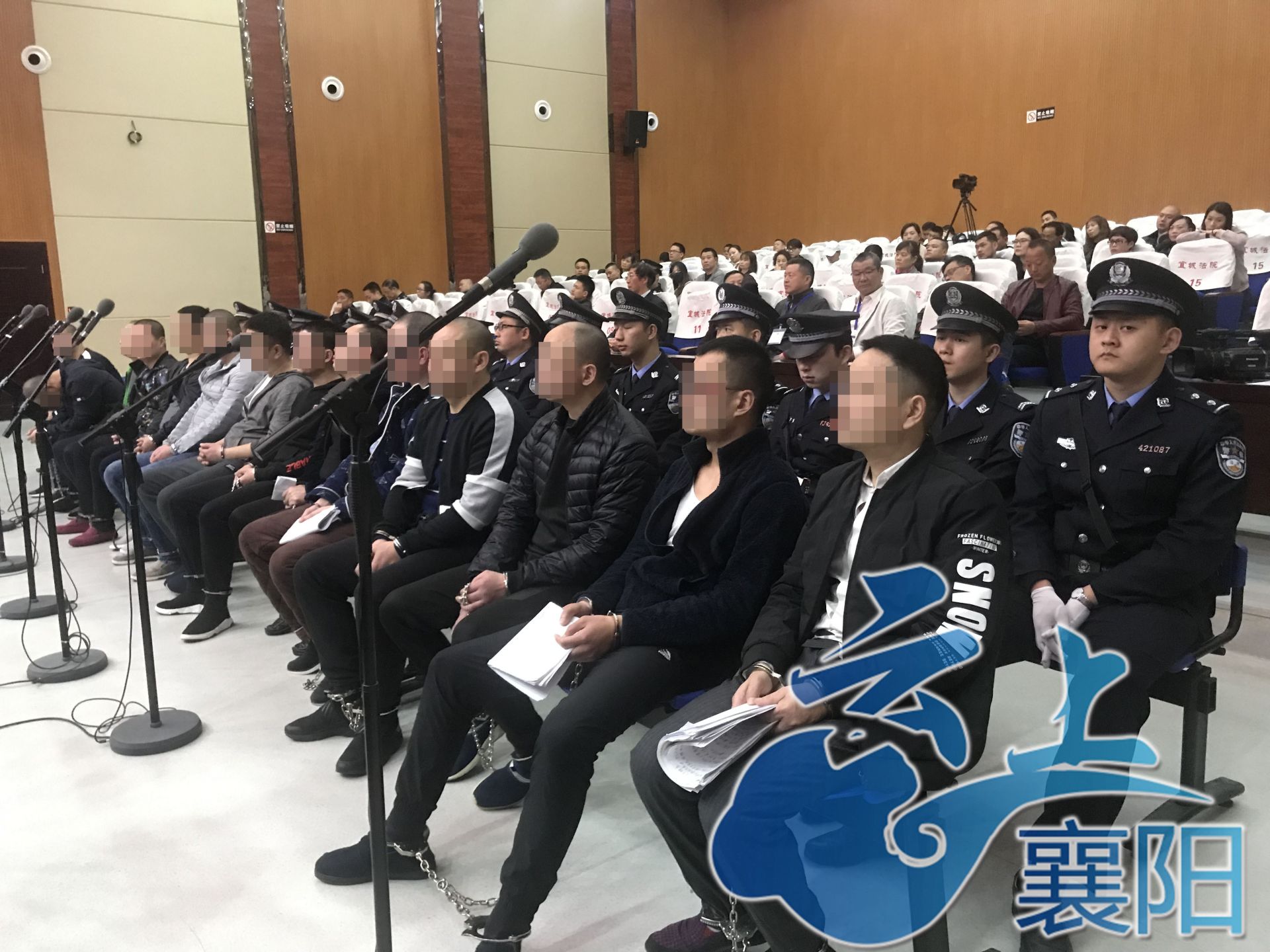 宜城法院公开审理一起14人涉黑案件_云上襄阳