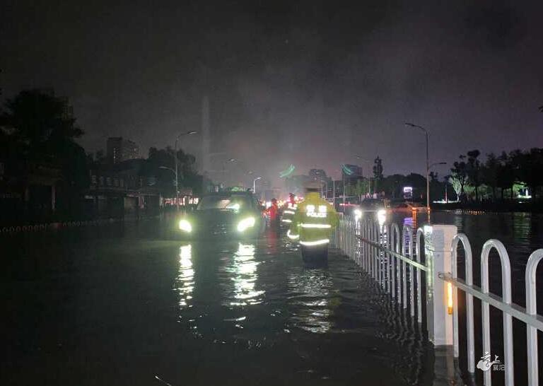 大雨滂沱!黑夜中,他们的身影透过雨水闪着光!