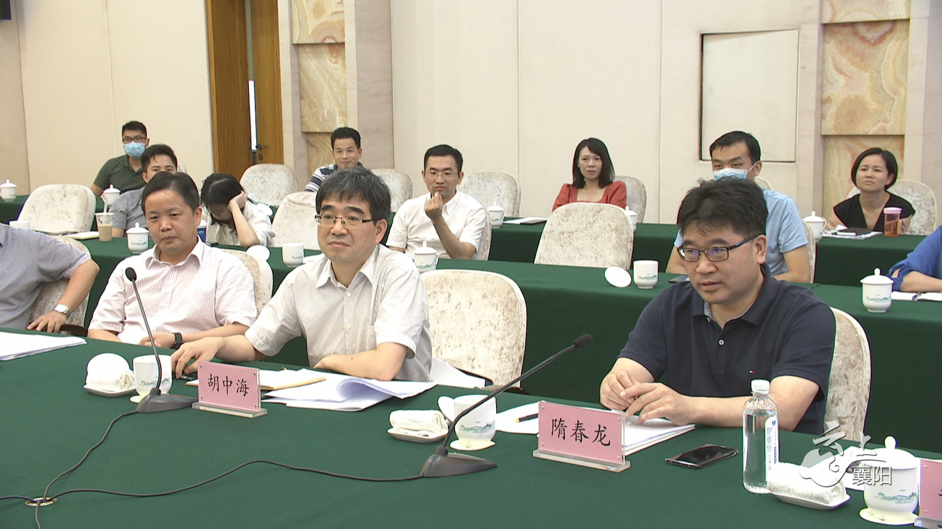 会上,襄阳市副市长龙小红,十堰市副市长王晓,随州市副市长吴超明分别