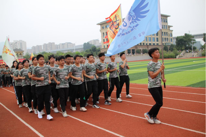 近日,襄阳市新组建的民办高中,耀襄高级中学新生汇报演出在麒麟校区拉