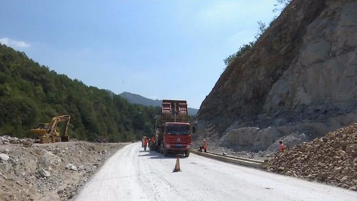 英黄公路假日期间建设不停歇