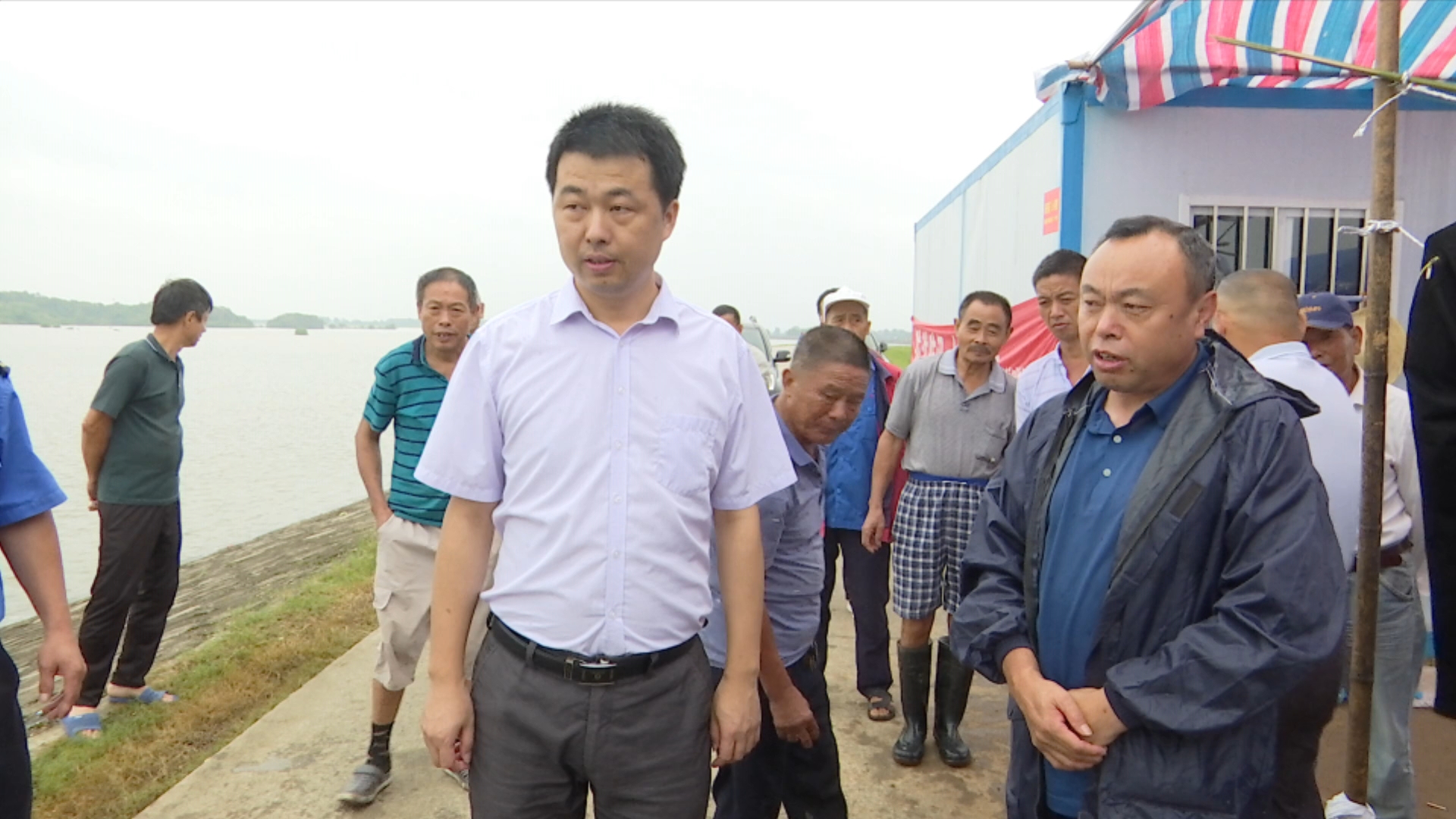 肖红军先后到长江干堤,长江回水堤,赤东大堤哨棚检查值班值守,66533