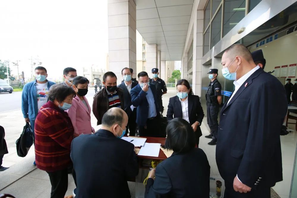 扫黑除恶被告人赵国清等16人恶势力犯罪集团一案在黄梅法院公开开庭