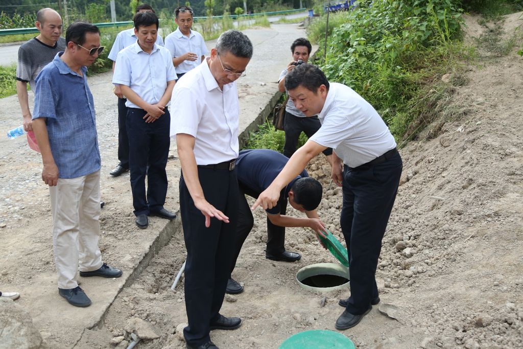 市委常委常务副市长何开文一行来通城督办易地扶贫搬迁和厕所革命工作