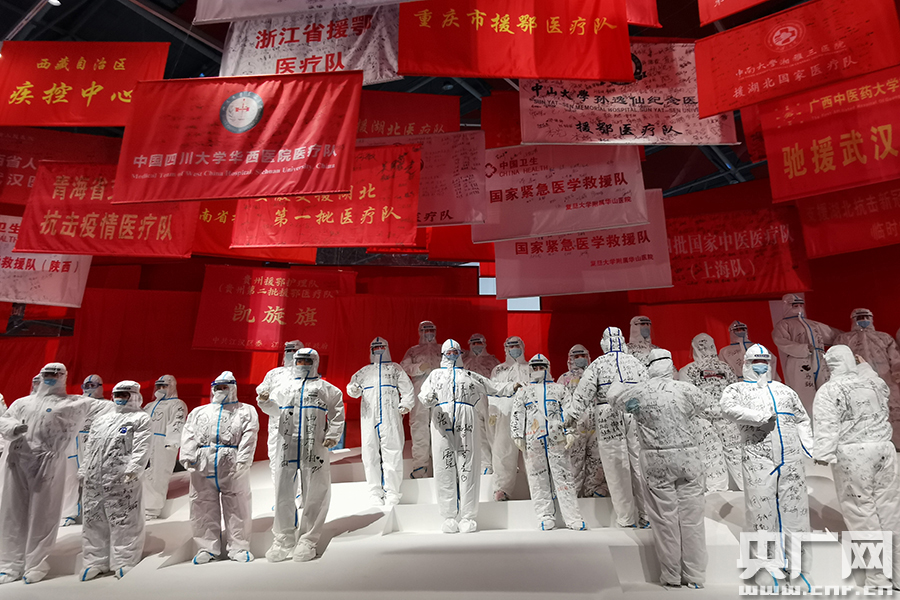 人民至上生命至上抗击新冠肺炎疫情专题展览在武汉开展