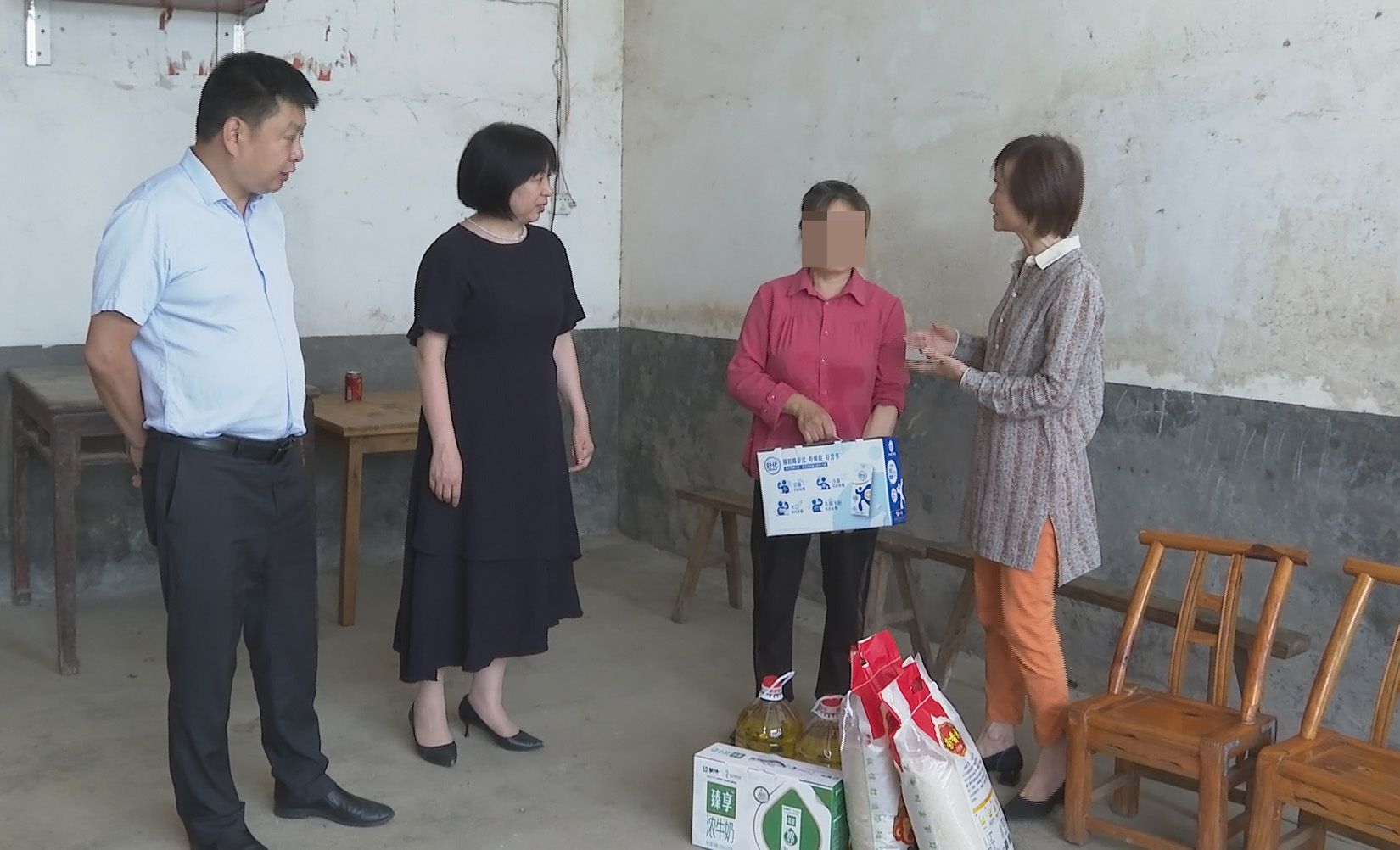 6月9日,崇阳县天城镇浮溪桥村李女士家中来了一群特殊的"客人,他们