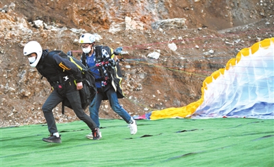 孟钅咳ツ甑状游浜阂,是通山县首个无动力滑翔伞