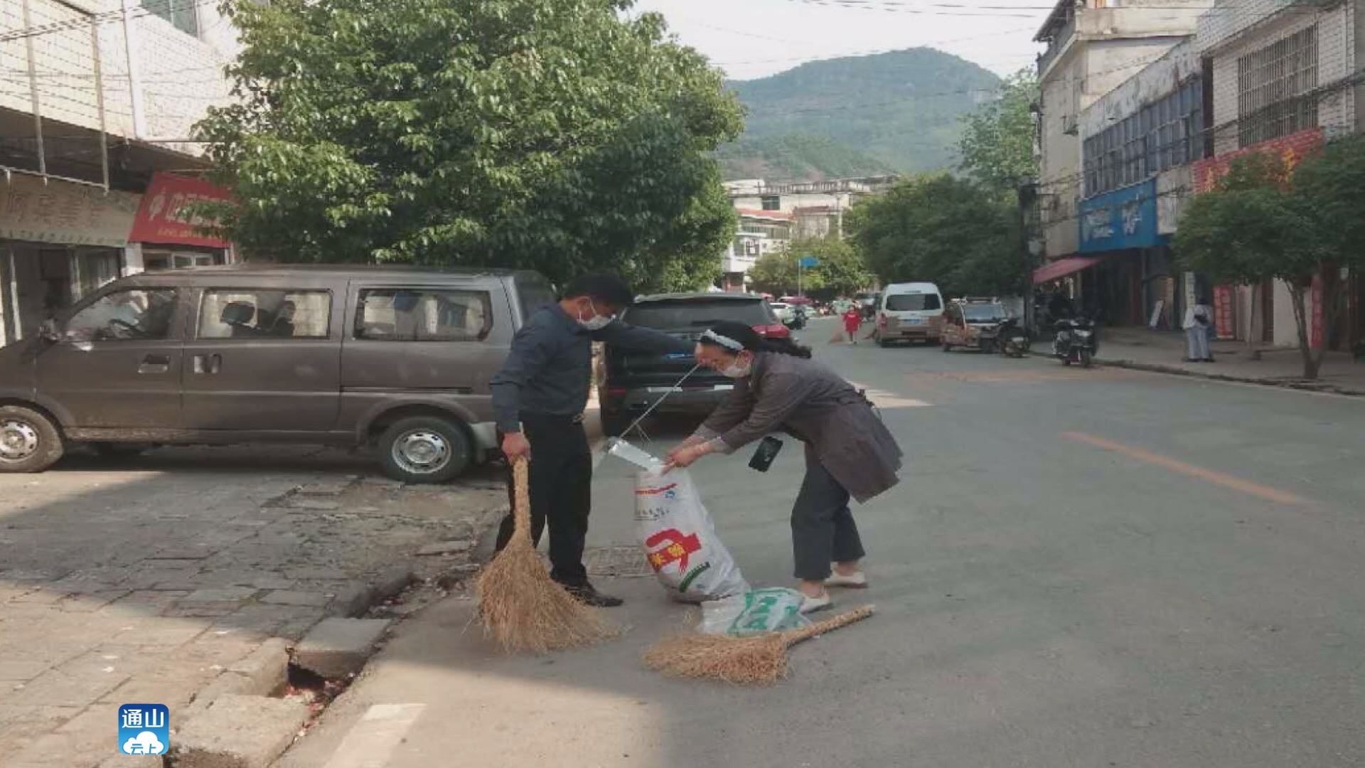 云上咸宁通山厦铺镇干群齐动手整治脏乱差