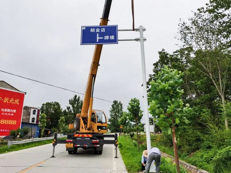 安陆通村公路建起高标准标志牌