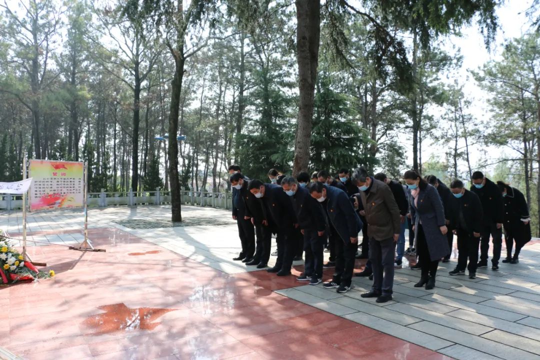 赵棚革命烈士陵园庄严肃穆,烈士纪念碑巍然耸立.