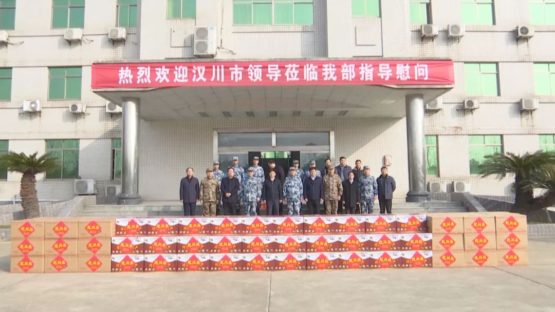 当天,李先乔还代表汉川市委,市政府向部队官兵赠送了慰问物资.