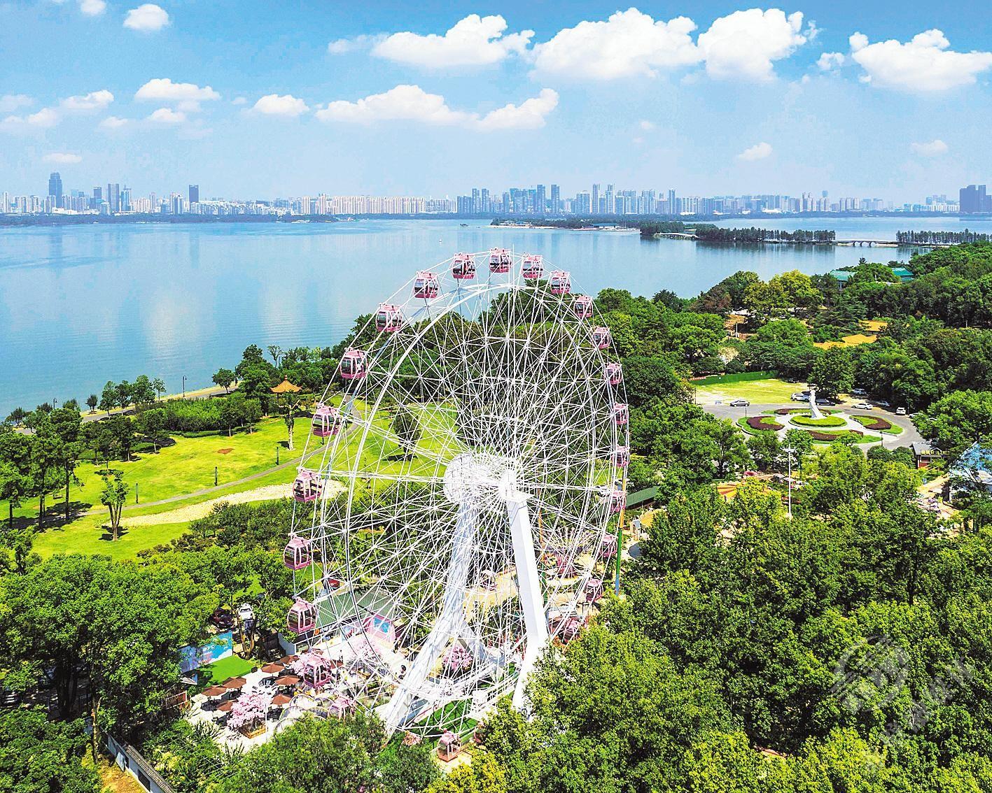 武汉东湖磨山景区欢乐丛林"东湖之眼"摩天轮8月18日正式运营.
