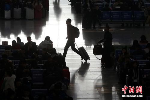 1月13日，大批旅客进入高铁南京南站候车厅内，准备乘车出行。<a target='_blank' href='http://www.chinanews.com/'>中新社</a>记者 泱波 摄